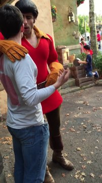 Gaston VS Tough guy : Push-Up Contest at Disney World