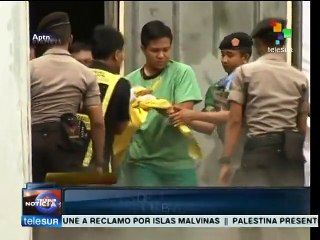 Familiares de víctimas del vuelo AirAsia esperanzados en la búsqueda