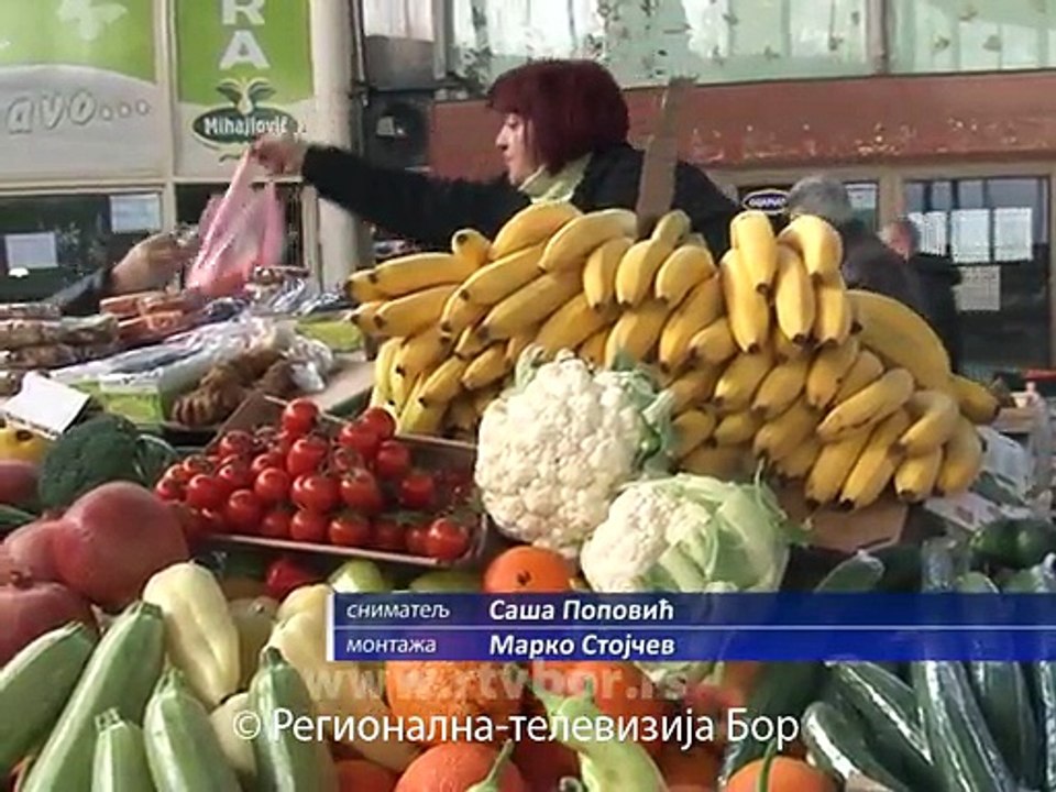 Gužva na borskoj pijaci već prvog radnog dana, najveća potražnja za suvim voćem, 03. januar 2015. (RTV Bor)