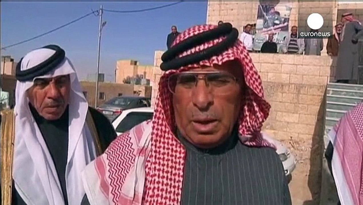 Üzent a terroristáknak a lelőtt jordániai gép pilótájának apja