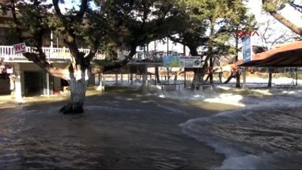 Manavgat Irmağı Yükseldi, İşyerlerini Su Bastı