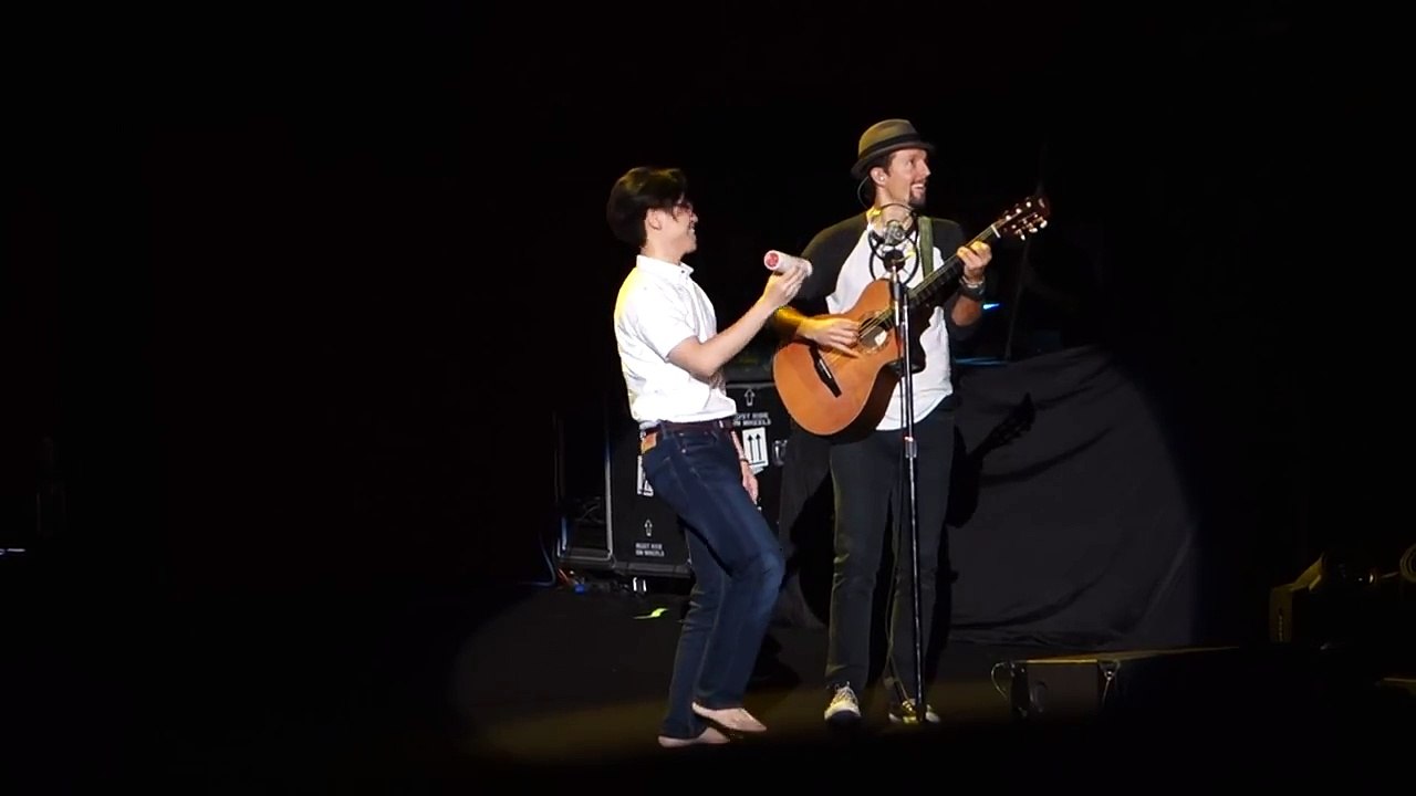 Jason Mraz invite un fan à jouer sur scène avec lui! Enorme...