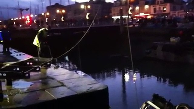 La camionnette tombe dans le port à Courseulles-sur-Mer