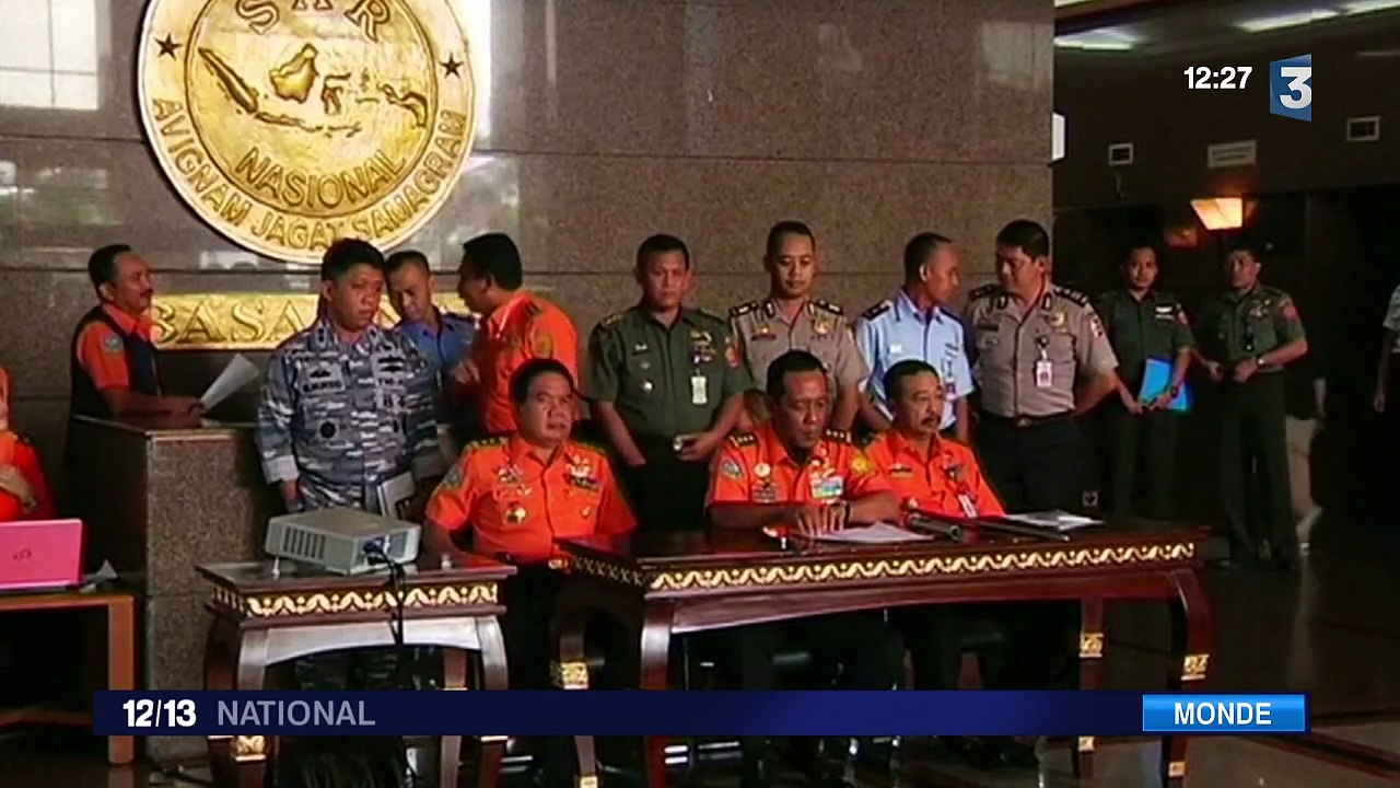 Deux parties de l'avion d'AirAsia repérées en mer