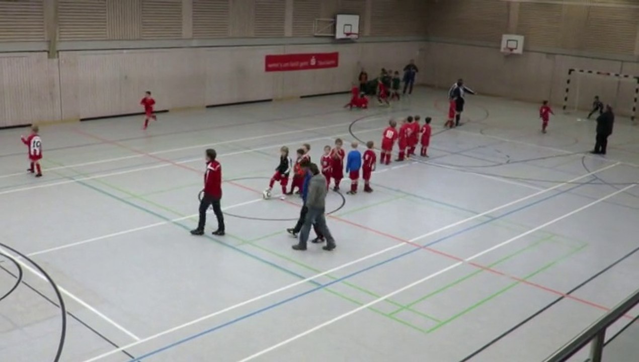 2015 -- Die U9 der Eintracht Kattenhochstatt beim Hallenturnier gegen Ellingen
