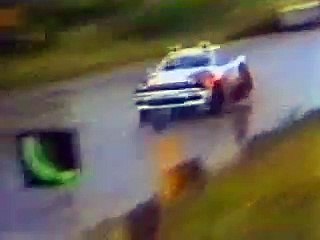 Il abime une voiture à un rallye et continue sa course comme si de rien n'était