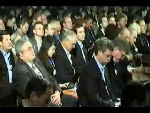 Stephen Roach Says Global Economy 'Anemic at Best'