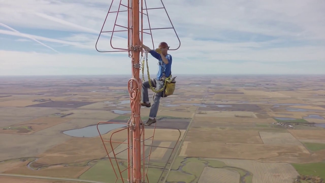 Il change une ampoule sur une antenne à 460 mètres de hauteur