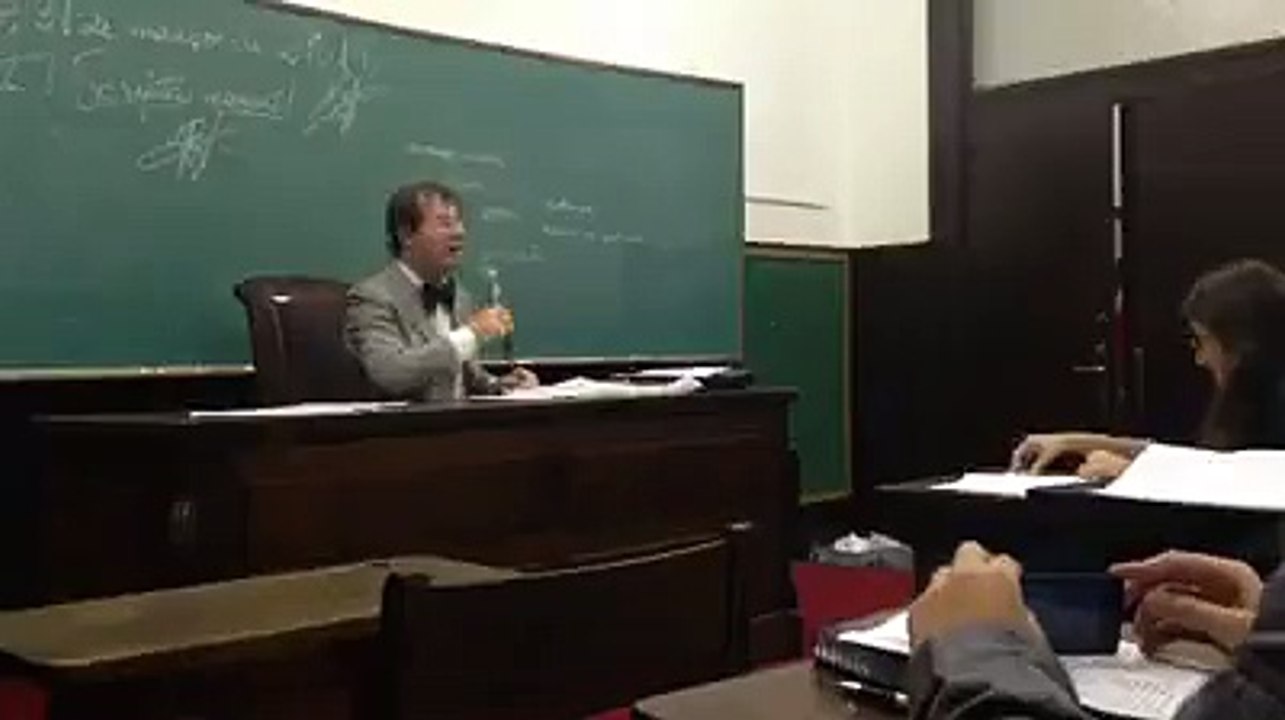 Professor sendo impedido de dar aula por comunistas
