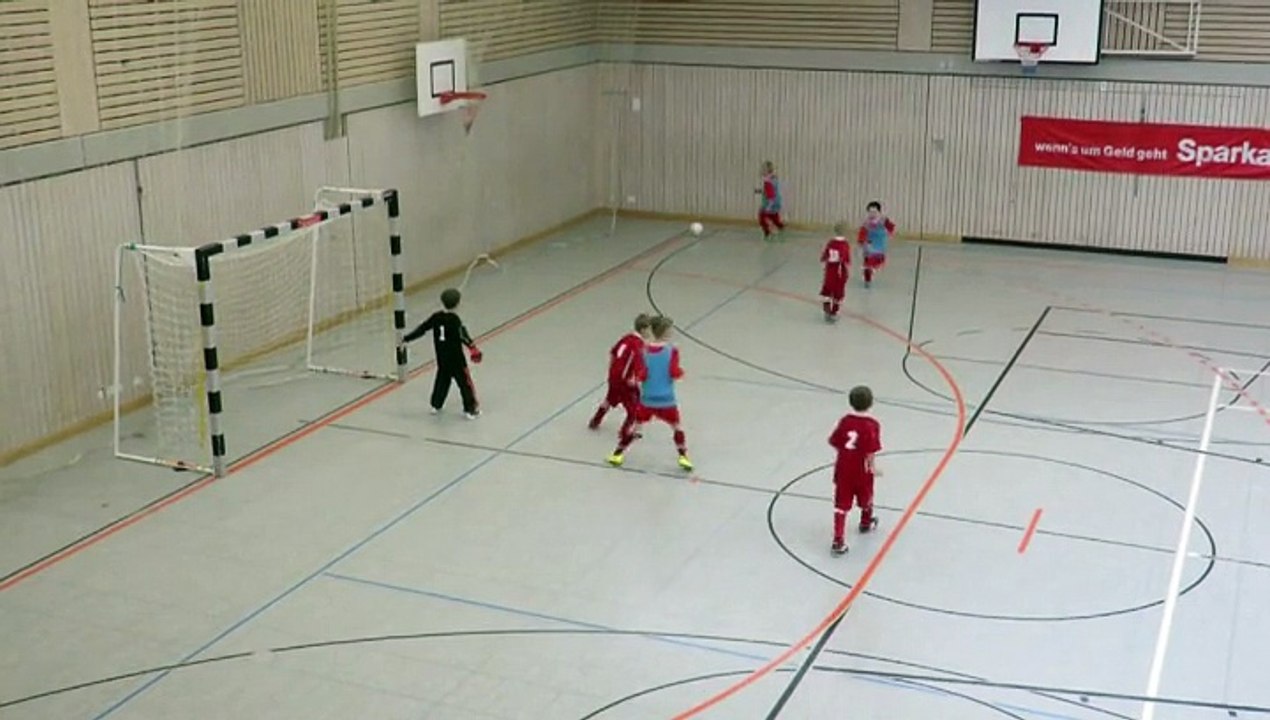 2015 -- Die U9 der Eintracht Kattenhochstatt beim Hallenturnier gegen Ettenstatt