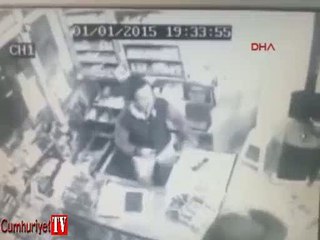 Soyamadığı esnafın elini öptü