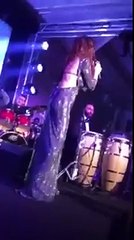 Chute de la star libanaise Elissa qui était Complètement ivre 2015