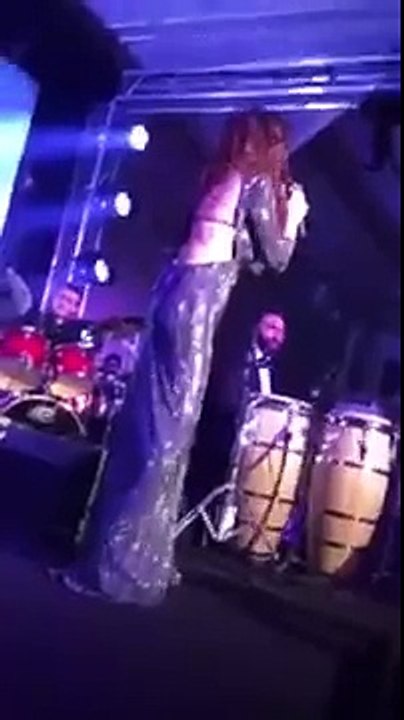 Chute de la star libanaise Elissa qui était Complètement ivre 2015