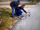 Un homme ivre veut faire du vélo