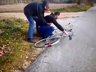 Video herunterladen: Un homme ivre veut faire du vélo