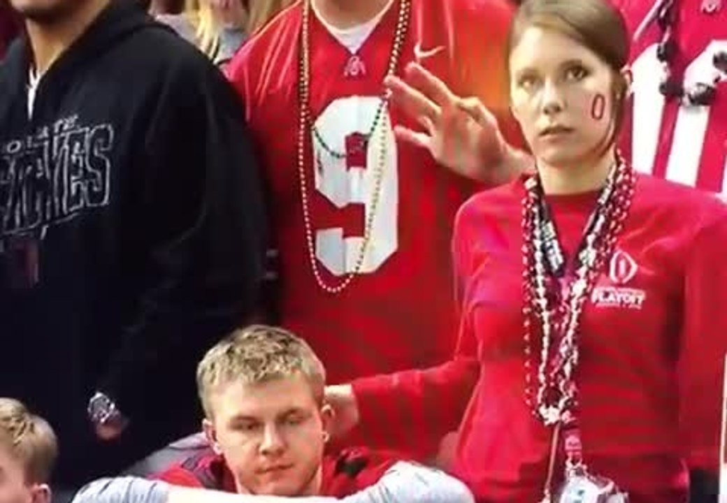 Une fille grillé par l'écran géant en train de tromper son copain