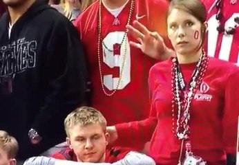 Une fille grillé par l'écran géant en train de tromper son copain