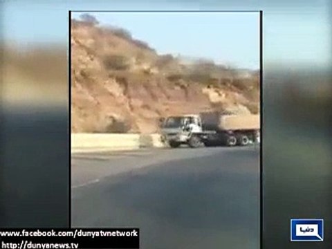 Dunya News- Pakistani Brave Man Stops 22 Wheeler Brake-Failed Truck on M-2 .