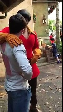 Un jeune homme défie Gaston dans un concours de pompes à Disneyland !