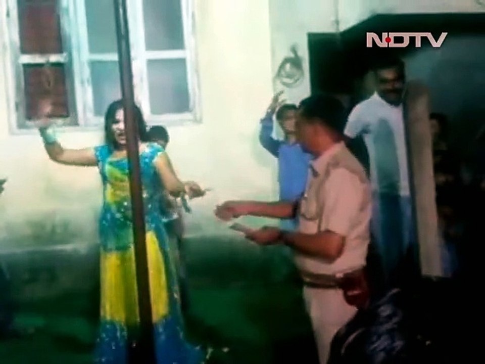 Indian Police Officer With A Bar Girl, Leaked Video Goes Viral on Social Media