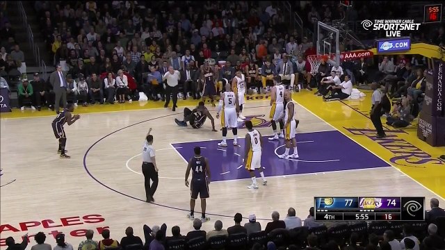 Roy Hibbert pète les plombs après une poussette de Carlos Boozer