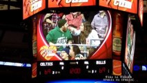 La Kiss Cam des Bulls filme un couple en pleine bagarre séparé par la mascotte!