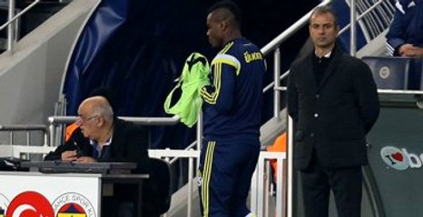 Emenike'yi Takım Arkadaşları Zor Tutmuş