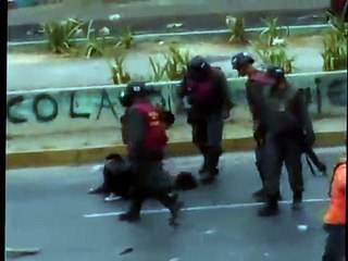 ¡INHUMANO! Otro angulo del momento en que la GNB golpea a marvinia con el casco