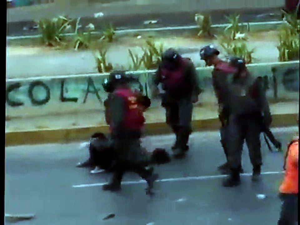 ¡INHUMANO! Otro angulo del momento en que la GNB golpea a marvinia con el casco
