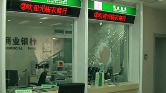 Sledgehammer-wielding bank robber foiled by angry customers