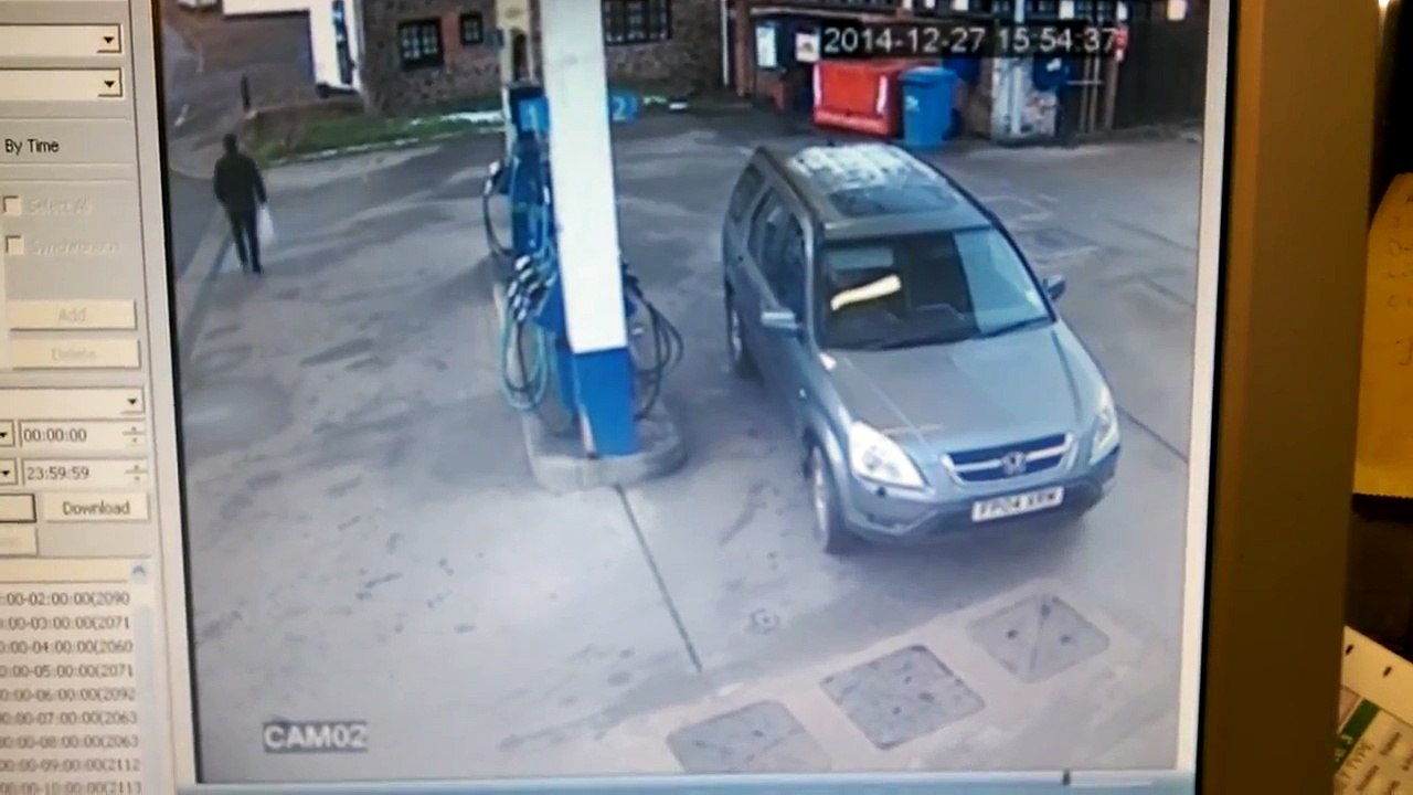 Dunya News - Woman drives round in circles in petrol pump fail