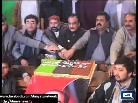 Dunya News - Zulfiqar Ali Bhutto birthday: Workers waste cakes on each other faces