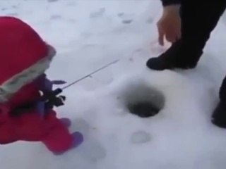 Первая рыбалка - First fishing in the baby's life - very funny