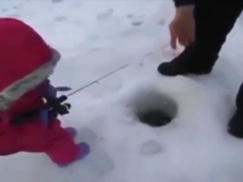 Первая рыбалка - First fishing in the baby's life - very funny