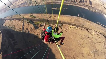 Faire du trapèze volant entre deux parapentes