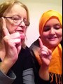 ایک امریکن لڑکی اپنی والدہ کو اسلام قبول کرواتے ہوئے۔ شیئر کرے دل