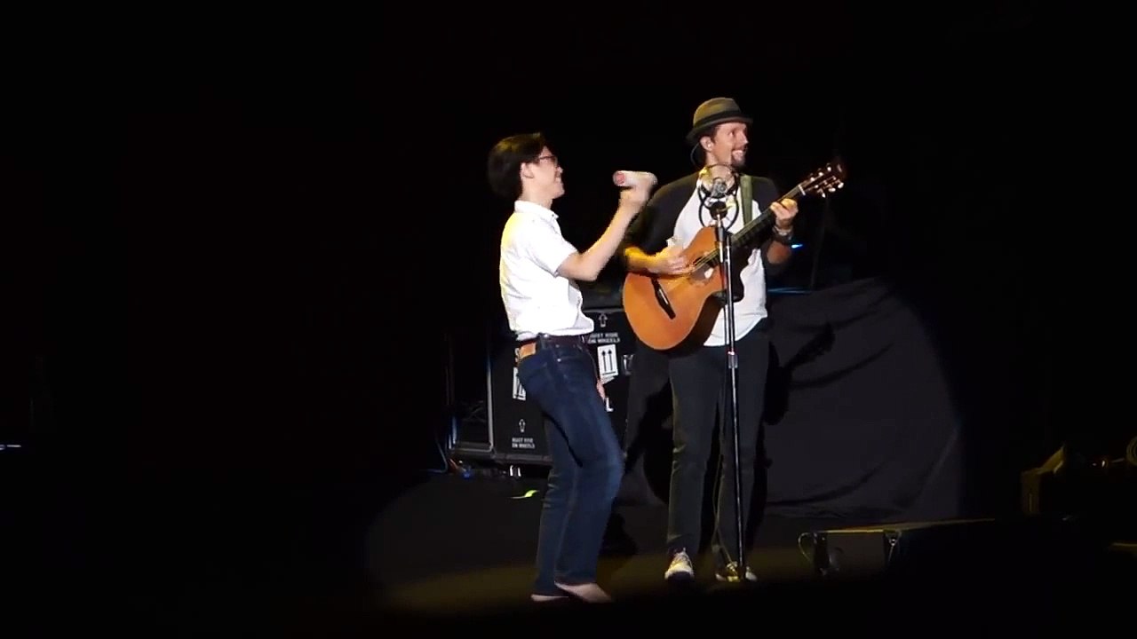 Le chanteur Jason Mraz invite un fan sur scène