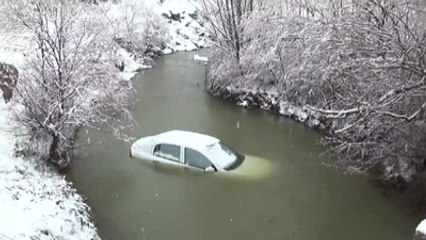 Dereye Düşen Otomobilden Kendi İmkanlarıyla Kurtuldu