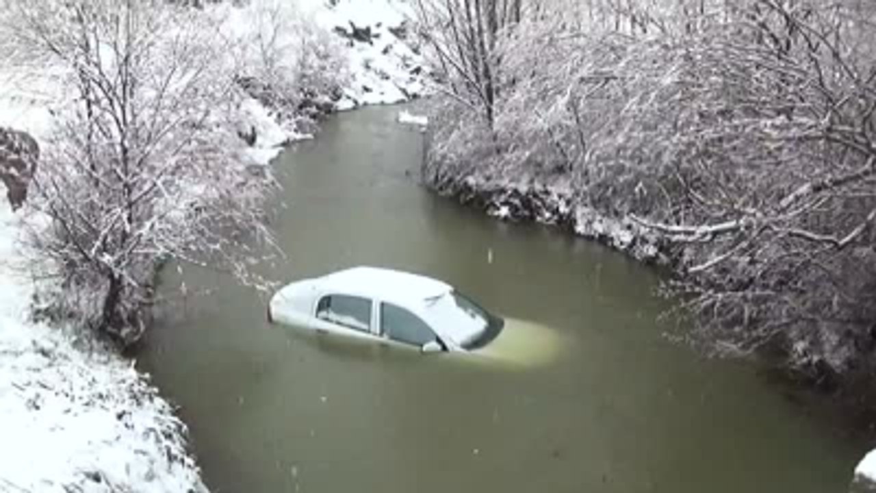 Dereye Düşen Otomobilden Kendi İmkanlarıyla Kurtuldu