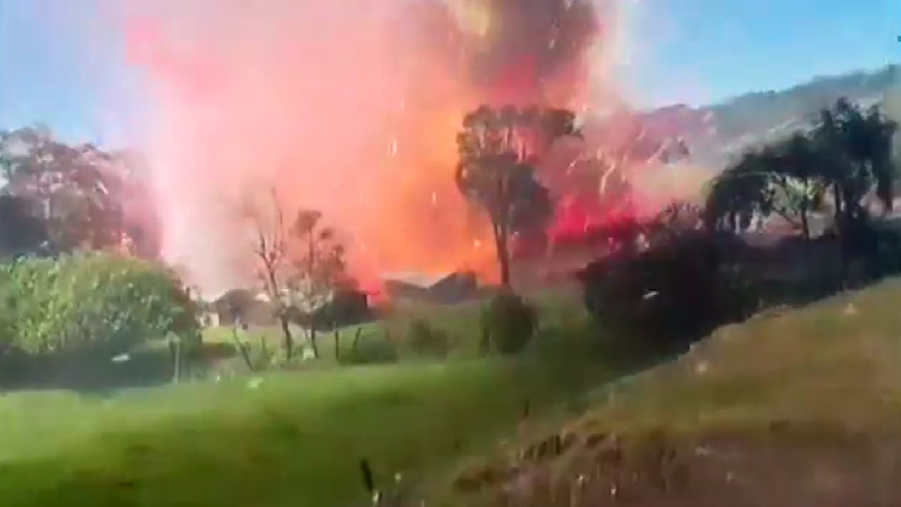 Immense explosion dans une usine de feux d'artifice
