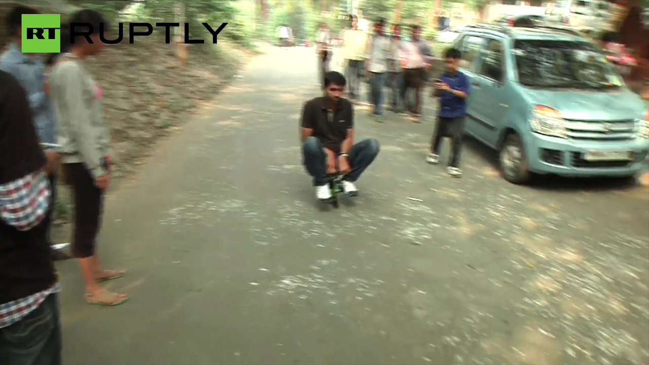 Menor moto do mundo circula pelas ruas da Índia