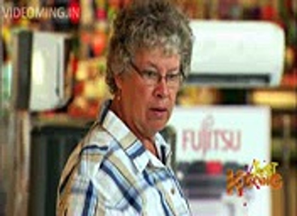 Hand in Paint Bucket Scare Prank (Jus For Laughs)