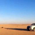 1 شاب يقود سيارته في الصحراء كأنها -حصان-