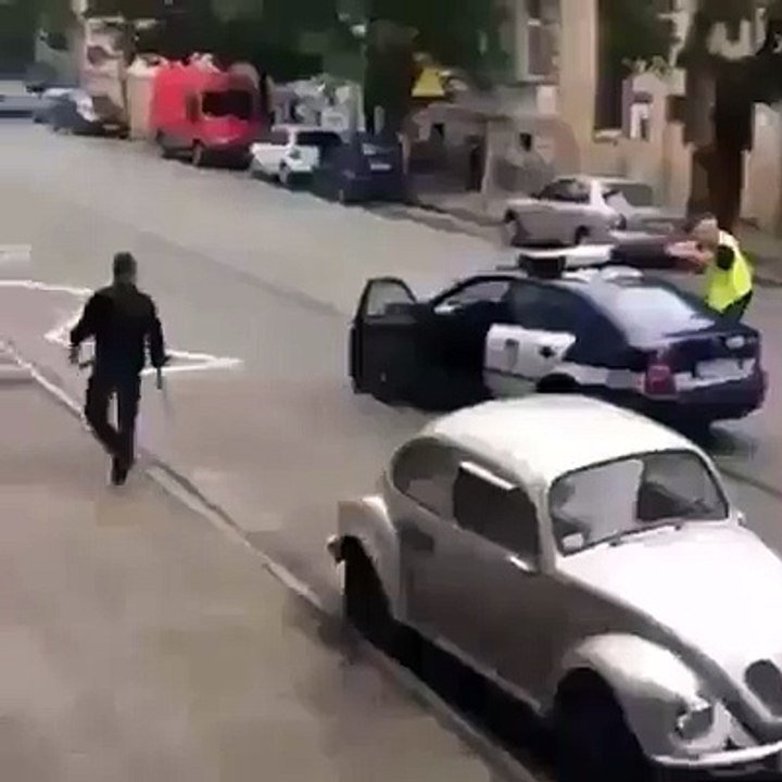 Avrupada polise taş atan adamın sonu