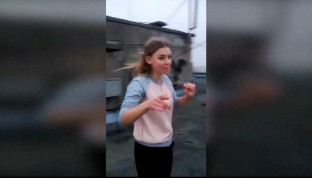 Cette personne teste ses sous-vêtements