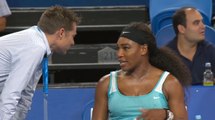 Serena Williams demande un café en plein match (Hopman Cup 2015)