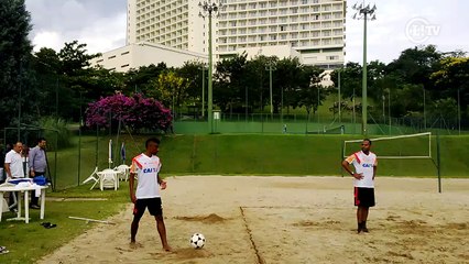 Download Video: Jogadores do Fla se divertem em futevôlei após o treino