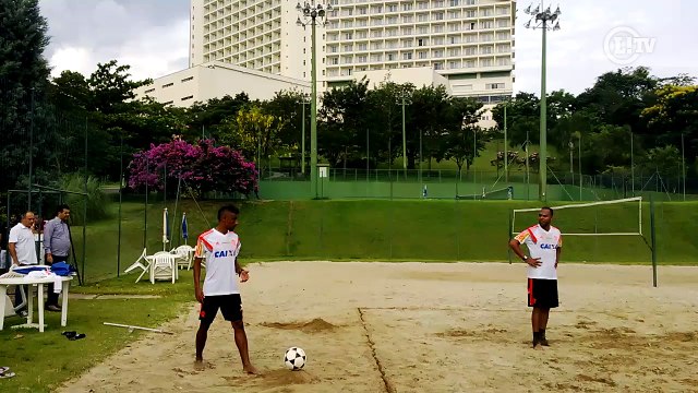 Jogadores do Fla se divertem em futevôlei após o treino