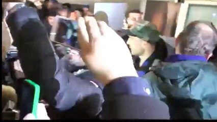 Lucas Podolski accueilli chaleureusement par les tifosi de l'Inter de Milan