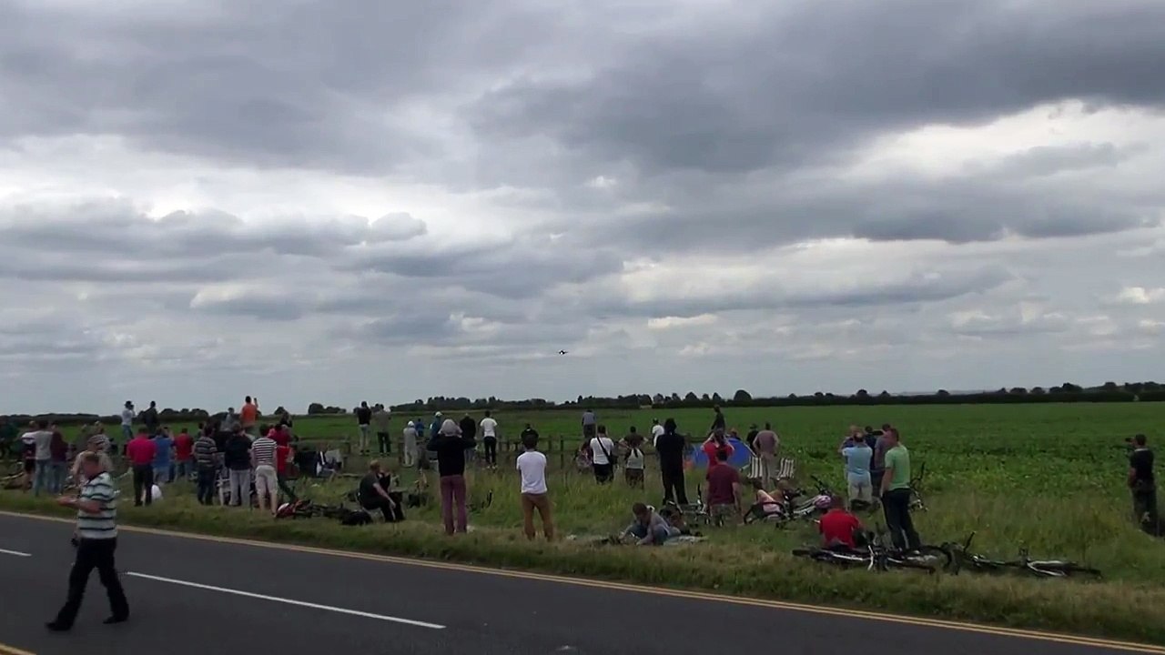 Turkish F-16 Pilot Ducks Under The Glide Slope, Low Over The Plane Spotters.